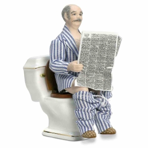 Opa auf der Toilette, sitzend