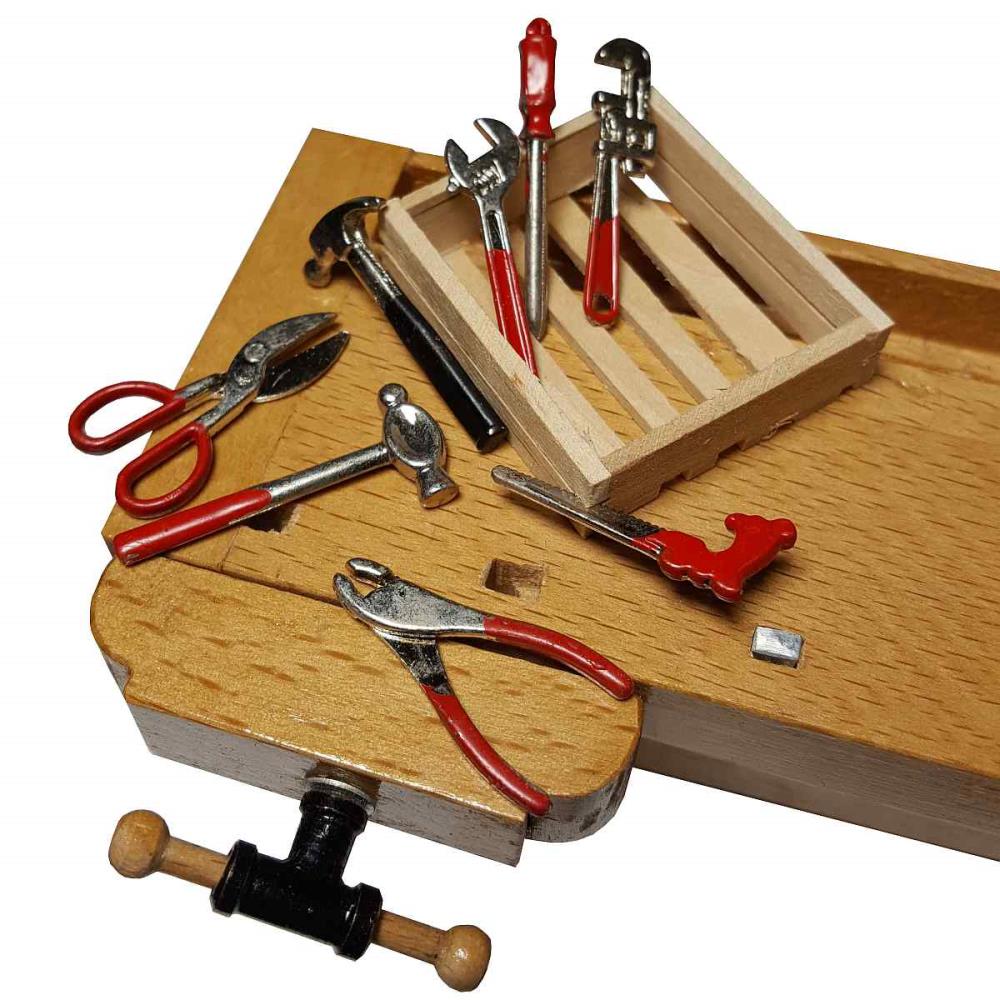 Werkzeuge auf Holzplatte