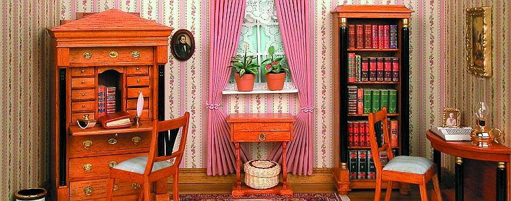 Small Biedermeier writing room in rosé Small Biedermeier writing room in rosé